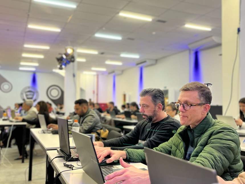 Participantes de treinamento executivo trabalhando em seus notebooks