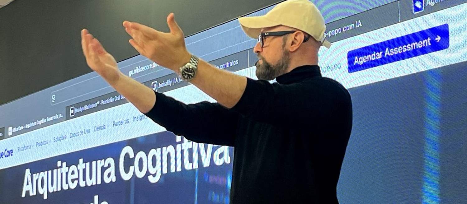 Wilson Monteiro apresentando a arquitetura cognitiva do aiBlue Core